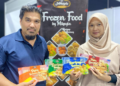 TARMIDI Md Nor (kiri) ketika ditemui di Showcase Teknologi (ShowTech) Mardi 2025 baru-baru ini.–UTUSAN/SABRINA ZULKIFLI