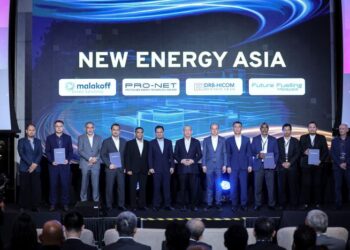 DATUK Seri Fadillah Yusof diiringi oleh Pengarah Urusan Kumpulan DRB-HICOM, Tan Sri Syed Faisal Albar bergambar bersama barisan keempat-empat wakil agensi yang terlibat dalam pertukaran memorandum kolaborasi bersama New Energy Asia ketika Majlis Pelancaran The Unveiling of New Energy Asia di sini hari ini. UTUSAN/AMIR KHALID