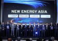 FADILLAH Yusof (tengah)  bersama wakil agensi yang terlibat dalam pertukaran memorandum kolaborasi bersama New Energy Asia Sdn. Bhd. pada majlis  Pelancaran Tenaga Baharu Asia di Kuala Lumpur, 16 Jun lalu.