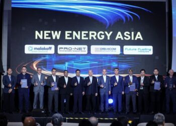 FADILLAH Yusof (tengah)  bersama wakil agensi yang terlibat dalam pertukaran memorandum kolaborasi bersama New Energy Asia Sdn. Bhd. pada majlis  Pelancaran Tenaga Baharu Asia di Kuala Lumpur, 16 Jun lalu.