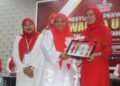 NORAINI Ahmad  (kanan) menyampaikan cenderamata kepada bekas Ketua Wanita UMNO Jerantut, Datuk Norhailan Mahmud di Dewan Majlis Daerah Jerantut di Jerantut, Pahang. - UTUSAN/SALEHUDIN MAT RASAD