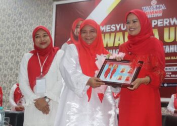 NORAINI Ahmad  (kanan) menyampaikan cenderamata kepada bekas Ketua Wanita UMNO Jerantut, Datuk Norhailan Mahmud di Dewan Majlis Daerah Jerantut di Jerantut, Pahang. - UTUSAN/SALEHUDIN MAT RASAD