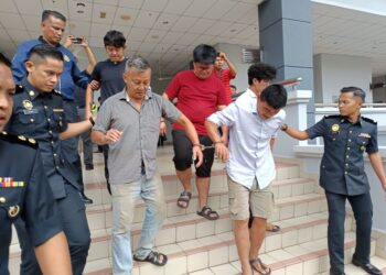 Lima lelaki termasuk dua warga Myanmar dihadapkan ke Mahkamah Sesyen di sini hari ini, atas tuduhan menyeleweng gas bersubsidi di Mantin, hujung bulan lalu. - UTUSAN/NOR AINNA HAMZAH