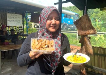 SITI SOLEHAH Shuhaimi menunjukkan jangek yang telah siap diproses dan dimasak di gerainya di Hentian Rehat dan Rawat (RnR) Jemapoh, Kuala Pilah. – mingguan/NOR SHAFIQAH MOHD. GHAZALI