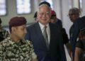 NAJIB Tun Razak ketika dibawa bagi mendengar keputusan permohonannya untuk dilepas tanpa dibebaskan (DNAA) daripada tiga pertuduhan pengubahan wang haram RM27 juta di Mahkamah Tinggi Kuala Lumpur pagi ini. - UTUSAN/ISKANDAR ISHAK