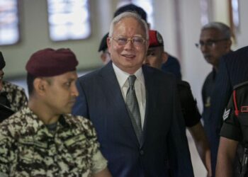 NAJIB Tun Razak ketika dibawa bagi mendengar keputusan permohonannya untuk dilepas tanpa dibebaskan (DNAA) daripada tiga pertuduhan pengubahan wang haram RM27 juta di Mahkamah Tinggi Kuala Lumpur pagi ini. - UTUSAN/ISKANDAR ISHAK
