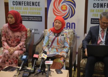NANCY Shukri (tengah); Timbalannya, Datuk Seri Dr.Noraini Ahmad dan Duta Korea, Lee Jang Keun pada sidang akhbar Persidangan ASEAN+ROK Mengenai Penjagaan dan Sokongan untuk Orang Tua di Kuala Lumpur, hari ini.