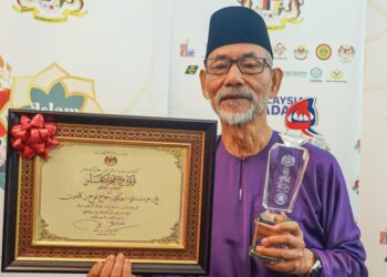 NOOH Gadut bergambar bersama sijil dan piala Tokoh Kebangsaan Maal Hijrah Kebangsaan 1447H/2025M di MITEC, Kuala Lumpur, semalam. - UTUSAN/ISKANDAR ISHAK