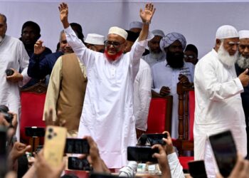 Azharul Islam (tengah) melambai ke arah penyokongnya selepas dibebaskan dari penjara di Dhaka pada 28 Mei lalu.-AFP