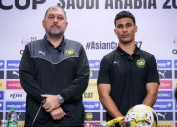 Ketua Jurulatih Pasukan Harimau Malaya, Peter Cklamovski (kiri) dan Kapten Harimau Malaya, Matthew Davies pada sidang akhbar menjelang Perlawanan Pusingan Kelayakan Piala Asia 2027 menentang Vietnam di Stadium Nasional Bukit Jalil, semalam. Gambar; MUHAMAD IQBAL