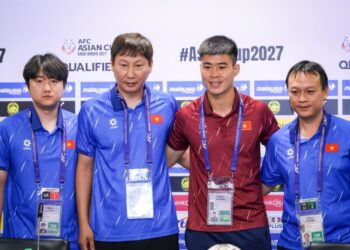 Ketua Jurulatih Pasukan Vietnam, Kim Sang Sik (dua dari kiri) dan Kapten Vietnam, Do Duy Manh (dua dari kanan) pada sidang akhbar menjelang Perlawanan Pusingan Kelayakan Piala Asia 2027 menentang Harimau Malaya di Stadium Nasional Bukit Jalil, semalam.