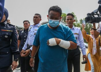 MOHD. Amirul Fadhil Zulkifli didakwa memandu secara berbahaya hingga mengakibatkan kematian 15 pelajar UPSI dalam kemalangan Isnin lalu ketika pertuduhan di Mahkamah Majistret Gerik hari ini. - UTUSAN/MUHAMAD NAZREEN SYAH MUSTHAFA