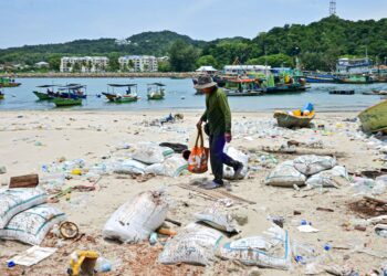 KRISIS lautan yang dihadapi Malaysia tentang pencemaran plastik di lautan dan penangkapan ikan berlebihan di kawasan pantai masih lagi belum selesai.