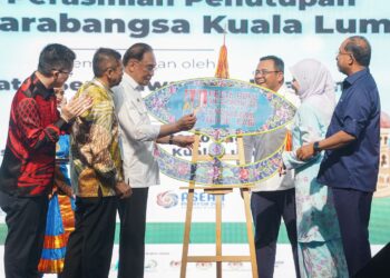 ANWAR Ibrahim menyempurnakan gimik penutupan pada Majlis Penutup Pesta Buku Antarabangsa Kuala Lumpur di Pusat Dagangan Dunia (WTC) Kuala Lumpur, semalam. – ISKANDAR ISHAK