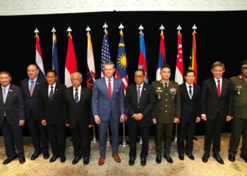 MOHAMED Khaled Nordin (lima kanan) bergambar bersama Setiausaha Pertahanan Amerika Syarikat (AS), Pete Hegseth dan Menteri-Menteri Pertahanan ASEAN sempena  International Institute for Strategic Studies Shangri-La Dialogue 22nd Asia Security Summit (IISS SLD 2025) yang berlangsung selama tiga hari dan berakhir semalam di Singapura.-IHSAN KEMENTERIAN PERTAHANAN
