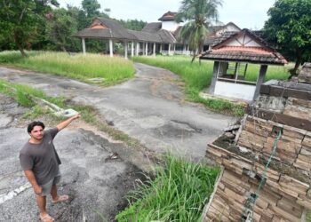 TUNKU MARIO IZMIR Tunku Abdul Ilal menunjukkan Pusat Kebudayaan Cherating yang kini terbiar tanpa pemantauan dan ditumbuhi semak samun. - UTUSAN/SHAIK AHMAD RAZIF