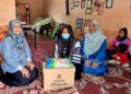 SITI Aishah Abu Bakar (tengah) menerima kunjungan Sabariah Saidan dan wakil Perkeso di Taman Kerayong Impian, Bera, Pahang.