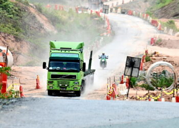 JALAN raya dari Kampung Tuit, Kuala Tahan ke Mat Daling, Ulu Tembeling di Jerantut, Pahang mempunyai zon bentuk muka bumi pelbagai ragam kerana bukit dan lurah sungai yang banyak sepanjang laluan tersebut. – UTUSAN/SHAIKH AHMAD RAZIF