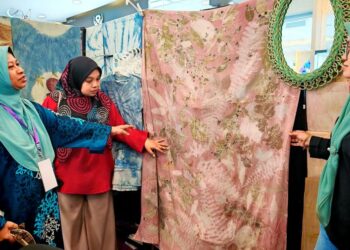 WAN Nor Azizah Wan Derahman (kiri) melayani pengunjung ketika Festival Kraf Pantai Timur (FKPT) 2025 di Pusat Membeli Belah East Coast Mall (ECM) di Kuantan, Pahang.
