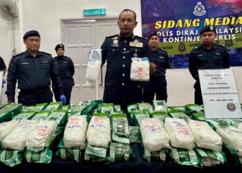 MUHAMMAD Abdul Halim (tiga dari kanan)  menunjukkan dadah yang dirampas menerusi pemeriksaan sebuah kereta sekitar Kampung Belat Batu, Beseri, Padang Besar dalam sidang akhbar di IPK Kangar, Perlis, semalam. -UTUSAN/ASYRAF MUHAMMAD