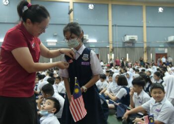 SEKOLAH merupakan platform terbaik untuk mendidik anak-anak muda Cina menyayangi dan mentaati negara.