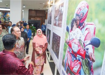 ANWAR Ibrahim tertarik melihat gambar hasil kerja jurufoto Utusan Malaysia yang dipamerkan pada  Majlis HAWANA  2025 di Pusat Dagangan Kuala Lumpur, semalam. – MINGGUAN/ISKANDAR ISHAK