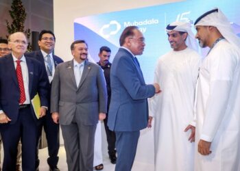 ANWAR Ibrahim berbual dengan Ketua Pegawai Eksekutif Mubadala Energy, Mansoor Mohamed Al Hamed (dua dari kanan) sambil diiringi Timbalan Pengerusi S&P Global, Dr. Daniel Yergin (kiri); Menteri Kewangan II, Datuk Seri Amir Hamzah Azizan (tiga dari kiri) dan Ketua Pegawai Eksekutif Kumpulan Petronas, Tan Sri Tengku Muhammad Taufik Aziz (dua dari kiri) ketika melawat reruai pameran Mubadala Energy selepas menyempurnakan Majlis Perasmian Energy Asia di Pusat Konvesyen Kuala Lumpur (KLCC), Kuala Lumpur, semalam. – UTUSAN/MUHAMAD IQBAL ROSLI