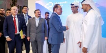 ANWAR Ibrahim berbual dengan Ketua Pegawai Eksekutif Mubadala Energy, Mansoor Mohamed Al Hamed (dua dari kanan) sambil diiringi Timbalan Pengerusi S&P Global, Dr. Daniel Yergin (kiri); Menteri Kewangan II, Datuk Seri Amir Hamzah Azizan (tiga dari kiri) dan Ketua Pegawai Eksekutif Kumpulan Petronas, Tan Sri Tengku Muhammad Taufik Aziz (dua dari kiri) ketika melawat reruai pameran Mubadala Energy selepas menyempurnakan Majlis Perasmian Energy Asia di Pusat Konvesyen Kuala Lumpur (KLCC), Kuala Lumpur, semalam. – UTUSAN/MUHAMAD IQBAL ROSLI