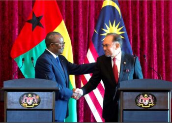 ANWAR Ibrahim dan Umaro Sissoco Embalo bersalaman selepas sidang akhbar bersama di Bangunan Perdana Putra, Putrajaya, sempena lawatan rasmi beliau ke negara ini, semalam.