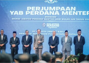 ANWAR Ibrahim berucap pada majlis perjumpaan bersama warga Jabatan Perdana Menteri di Putrajaya, semalam. Turut hadir, Timbalan Perdana Menteri, Datuk Seri Dr. Ahmad Zahid Hamidi dan Datuk Seri Fadilah Yusuf serta Ketua Setiausaha Negara, Tan Sri Shamsul Azri Abu Bakar (dua, kanan).