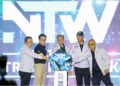 ANWAR Ibrahim dan Menteri Sumber Manusia, Steven Sim Chee Keong (dua kiri) melakukan gimik pelancaran Karnival Pembelajaran Minggu Latihan Kebangsaan  2025 di Stadium Nasional Bukit Jalil, Kuala Lumpur, semalam. 
– MINGGUAN/FARIZ RUSADIO