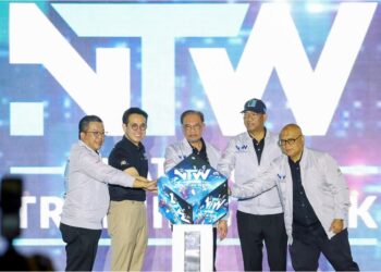 ANWAR Ibrahim dan Menteri Sumber Manusia, Steven Sim Chee Keong (dua kiri) melakukan gimik pelancaran Karnival Pembelajaran Minggu Latihan Kebangsaan  2025 di Stadium Nasional Bukit Jalil, Kuala Lumpur, semalam. 
– MINGGUAN/FARIZ RUSADIO