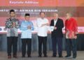 ANWAR Ibrahim menerima buku laporan Simposium Asean Madani dari Presiden WADAH, Datuk Ahmad Azam Ab. Rahman (dua, kanan) selepas merasmikan Simposium ASEAN Madani Leadership Program di Kuala Lumpur, semalam. – UTUSAN/AMIR KHALID