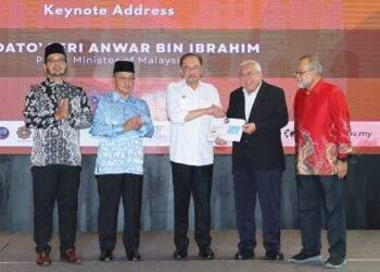 ANWAR Ibrahim menerima buku laporan Simposium Asean Madani dari Presiden WADAH, Datuk Ahmad Azam Ab. Rahman (dua, kanan) selepas merasmikan Simposium ASEAN Madani Leadership Program di Kuala Lumpur, semalam. – UTUSAN/AMIR KHALID