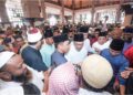ANWAR Ibrahim beramah mesra dengan jemaah selepas menunaikan solat sunat Aidiladha di Masjid Putra, Putrajaya,  semalam.