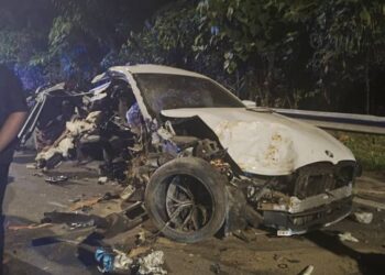 KEADAAN kereta jenis BMW yang remuk dalam kemalangan di Bukit Ayun, Bayan Lepas, Pulau Pinang.