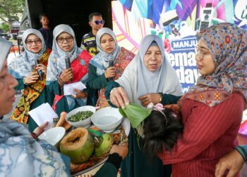 DEMONSTRASI adat cukur jambul diadakan bersempena Temasya Budaya@Negeri Perak 2025 di pekarangan Stadium MPM, Perak hingga 29 Jun ini. – UTUSAN/MUHAMAD NAZREEN SYAH MUSTHAFA