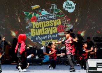 MURID sekolah membuat latihan tarian sebagai persediaan menyertai pertandingan sempena Temasya Budaya @ Negeri Perak 2025 di pekarangan Stadium Majlis Perbandaran Manjung bermula dari 26 Jun hingga 29 Jun ini. – UTUSAN/MUHAMAD NAZREEN SYAH MUSTHAFA