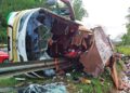 KEADAAN bas yang terbabit dalam kemalangan di Jalan Gerik-Jeli dekat Tasik Banding, Gerik, Perak, yang mengorbankan 15 pelajar Universiti Pendidikan Sultan Idris (UPSI), awal pagi semalam menyebabkan 15 pelajar Universiti Pen­didikan Sultan Idris maut. – UTUSAN/FADZIL ZAINOL