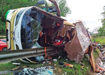 KEADAAN bas yang terbabit dalam kemalangan di Jalan Gerik-Jeli dekat Tasik Banding, Gerik, Perak, yang mengorbankan 15 pelajar Universiti Pendidikan Sultan Idris (UPSI), awal pagi semalam menyebabkan 15 pelajar Universiti Pen­didikan Sultan Idris maut. – UTUSAN/FADZIL ZAINOL