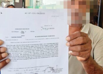 PEMILIK syarikat lori menunjukkan saman yang diterimanya daripada pegawai JPJ pada Isnin namun kemudian dimaklumkan tidak perlu hadir ke mahkamah Teluk Intan pada Selasa. – UTUSAN/AIN SAFRE BIDIN
