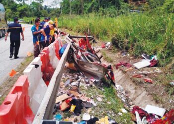 Besi penghadang jalan didakwa menyebabkan nahas bas membawa pelajar universiti Pendidikan Sultan Idris (UPSI) menjadi lebih buruk.