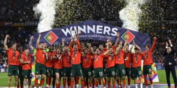 Pemain Portugal meraikan kemenangan menjuara Piala Negara-Negara UEFA selepas menewaskan Sepanyol dalam pada perlawanan akhir di Munich, Jerman, pagi ini. - AFP