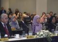 TENGKU MAIMUN Tuan Mat pada majlis penutupan Persidangan Khas Hakim-Hakim di sebuah hotel di Sepang, semalam. Turut sama, Abang Iskandar Abang Hashim (kiri) dan Nallini Pathmanathan (kanan). - UTUSAN/FAISOL MUSTAFA
