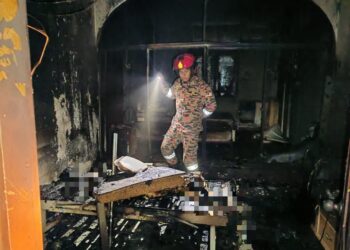 KEADAAN rumah yang terbakar di Kampung Sungai Rapat Tambahan di Ipoh semalam. - UTUSAN/IHSAN JBPM