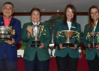 AI-LEEN (dua dari kiri) bersama jawatankuasa penganjur kejohanan menunjukkan piala bakal menjadi rebutan pada Kejohanan Amatur Terbuka Wanita RSGC 2025 di Kuala Lumpur. - RSGC