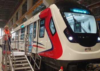 TREN Pertama RTS Link yang bakal memulakan operasi pada 1 Januari 2027 diperkenalkan pada satu majlis di Pusat Ujian Rel Singapura (SRTC), Tuas, Singapura, semalam.