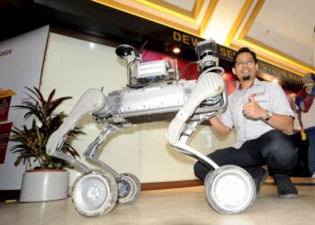 AHMAD ATHIF Mohd. Faudzi menunjukkan robot yang dibangunkannya untuk tujuan pemetaan pokok di kawasan hutan di UTM Skudai, Johor Bahru.