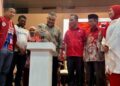 ROZABIL Abd. Rahman (empat dari kanan) membuat gimik perasmian mesyuarat perwakilan Pemuda UMNO Bahagian Arau di Dewan Sivik Arau, Perlis, semalam. - UTUSAN/MOHD. HAFIZ ABD. MUTALIB