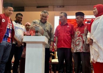 ROZABIL Abd. Rahman (empat dari kanan) membuat gimik perasmian mesyuarat perwakilan Pemuda UMNO Bahagian Arau di Dewan Sivik Arau, Perlis, semalam. - UTUSAN/MOHD. HAFIZ ABD. MUTALIB